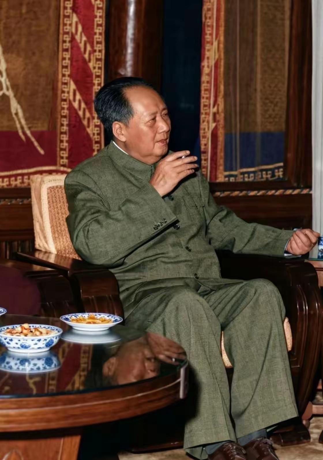 你说巧不巧？1948年，中国大地炮火连天，决定命运的三大战役正要开打。几乎在同一