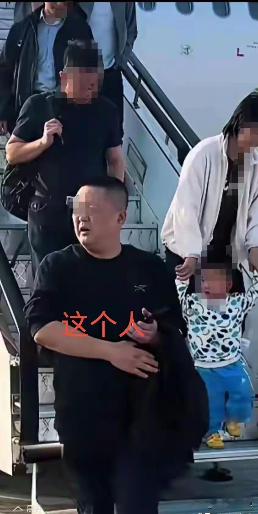 记住这张脸！！就是他，在万米高空的密闭空间里对空姐进行辱骂。这也算中国