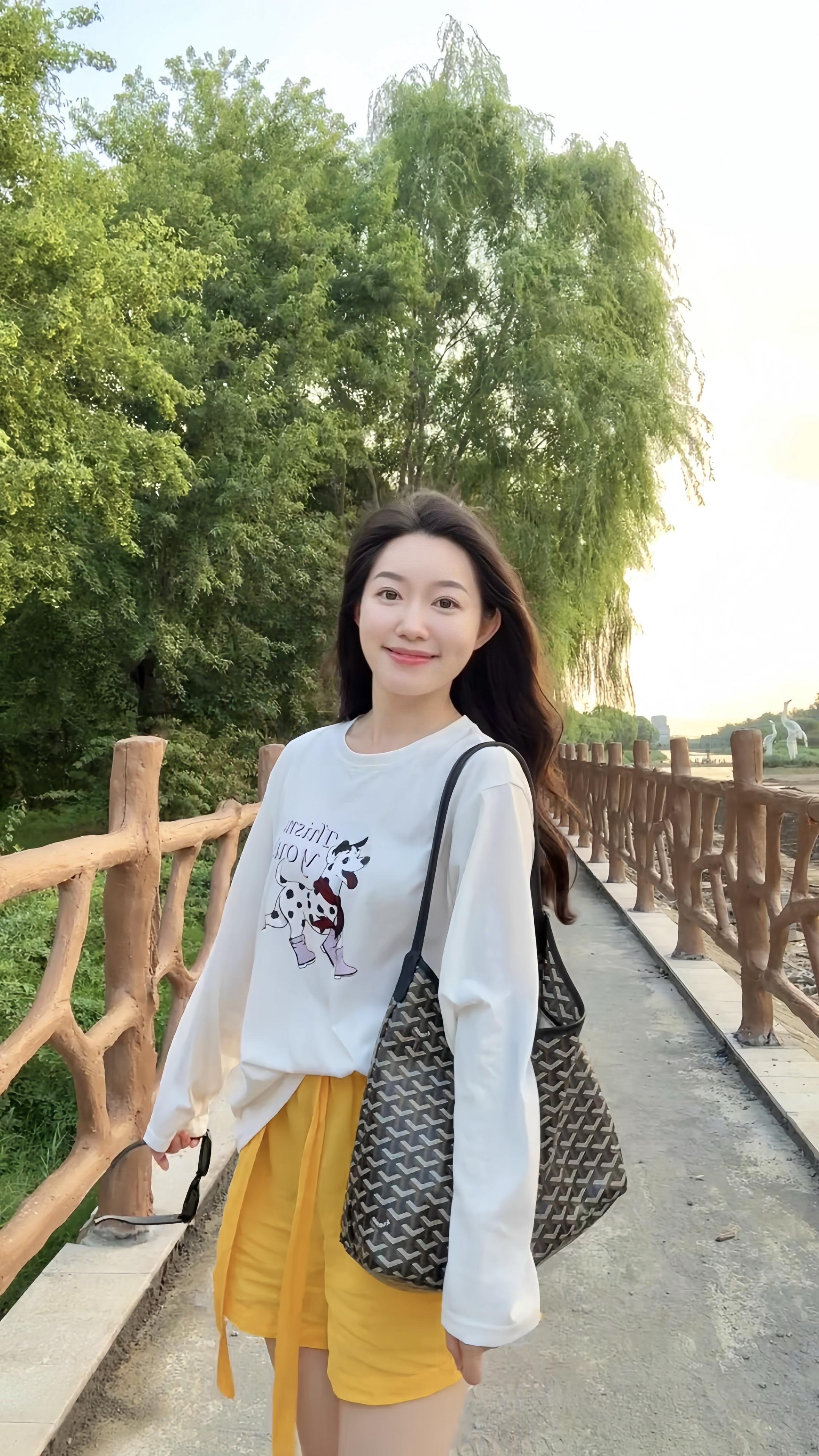 不必祝她开花  她不必慷慨不必乖  祝她鼎沸好了  祝她把世俗的眼光一...
