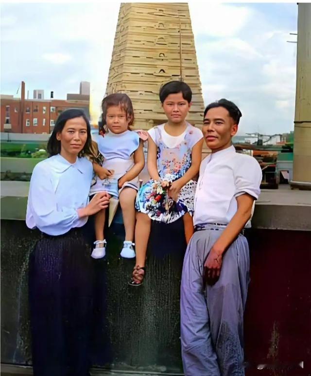 1949年，贺子珍和哥哥贺敏学，还有侄女贺小平，在上海乐义饭店一起拍了这张罕见的