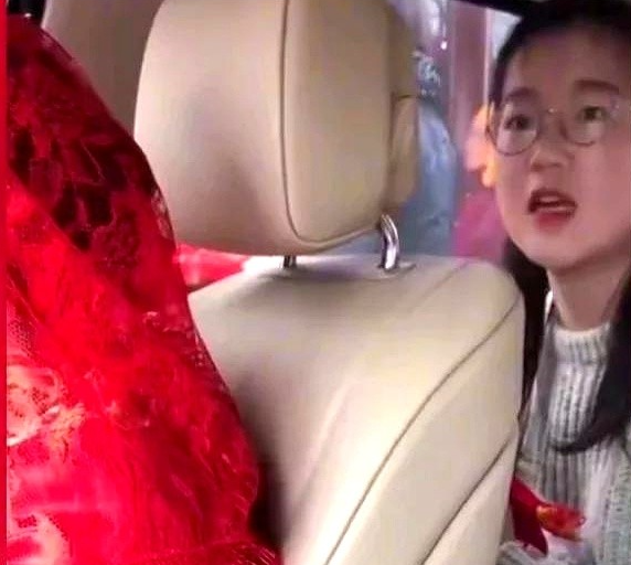 河南商丘一女子结婚当天闹翻了，新娘请了眼镜闺蜜当伴娘，而这位闺蜜离过婚，喜欢攀比