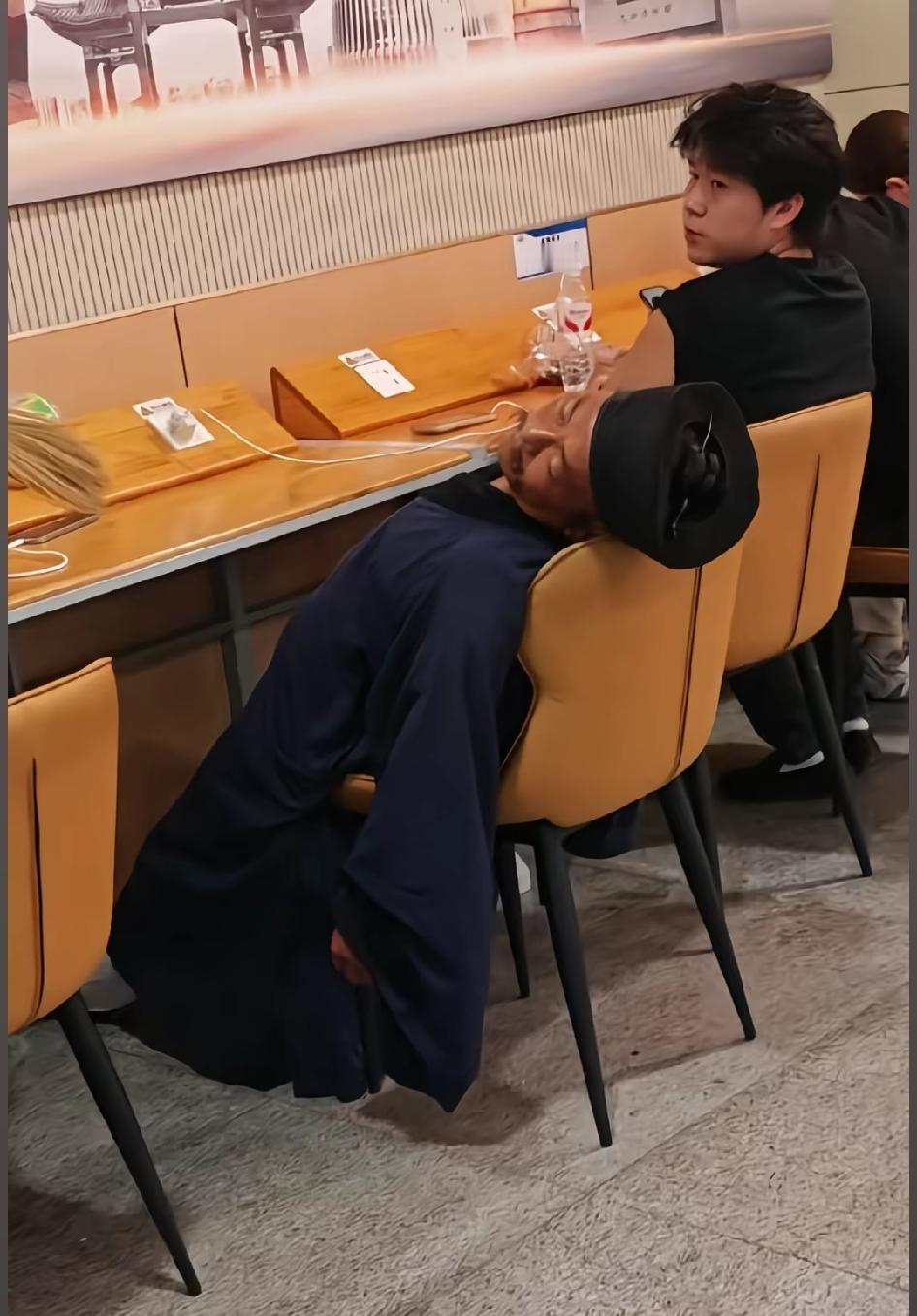 他好像，有点亖了好像魂出去办事了呢[笑着哭]别动，道长出去南天门街