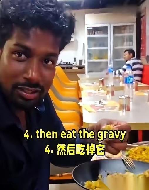 一个嫁去印度的中国姑娘，开了直播，上来第一句话就是：“我老公教我用手吃饭，太方便