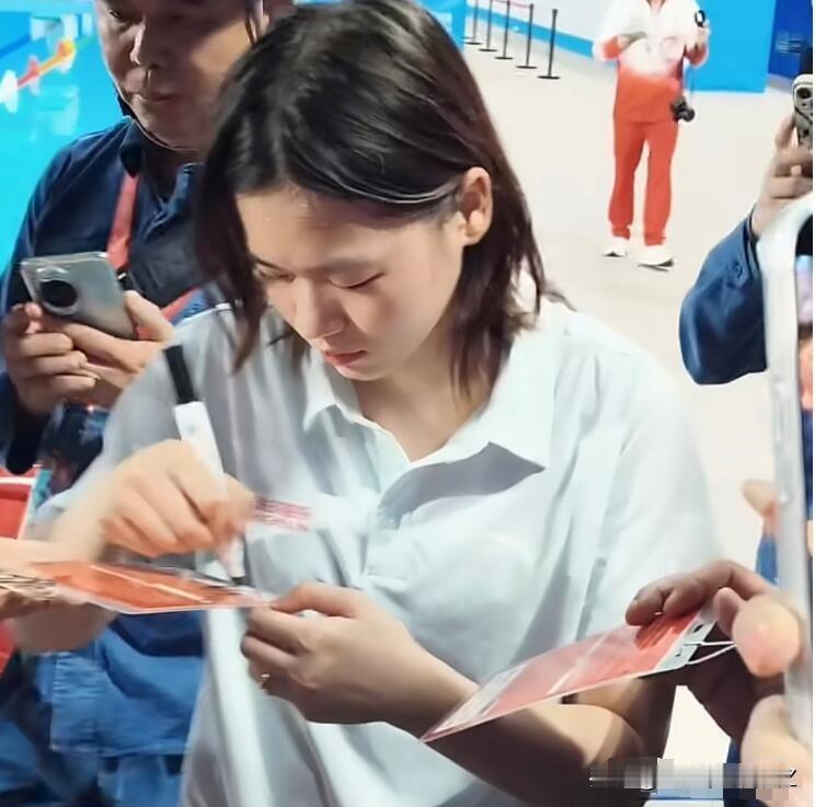 发现一个细节全红婵给撤场工人签名的样子，和别的运动员不太一样。别的运动员