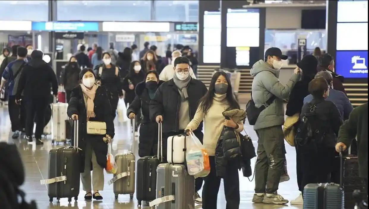 中日12条航线取消航班，日本反华政客冒头，对中国游客下了逐客令。2026年7