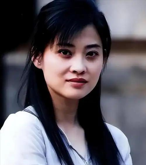 1997年《红色恋人》片场，张国荣站在镜头前，旁边那个22岁的女孩是导演从南京军