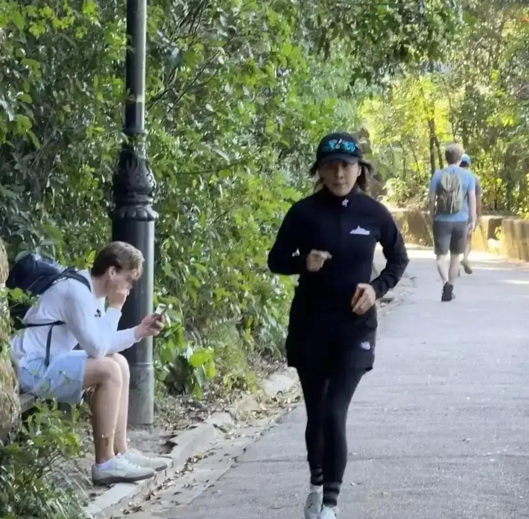 400块罚单，她笑成新年礼物刘嘉玲在太平山晨练，顺手把车停路边。五分钟后，