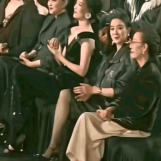 就因为这1秒的表情，女星十年“体面”碎了一地，被旁边男星尽收眼底。真不是夸