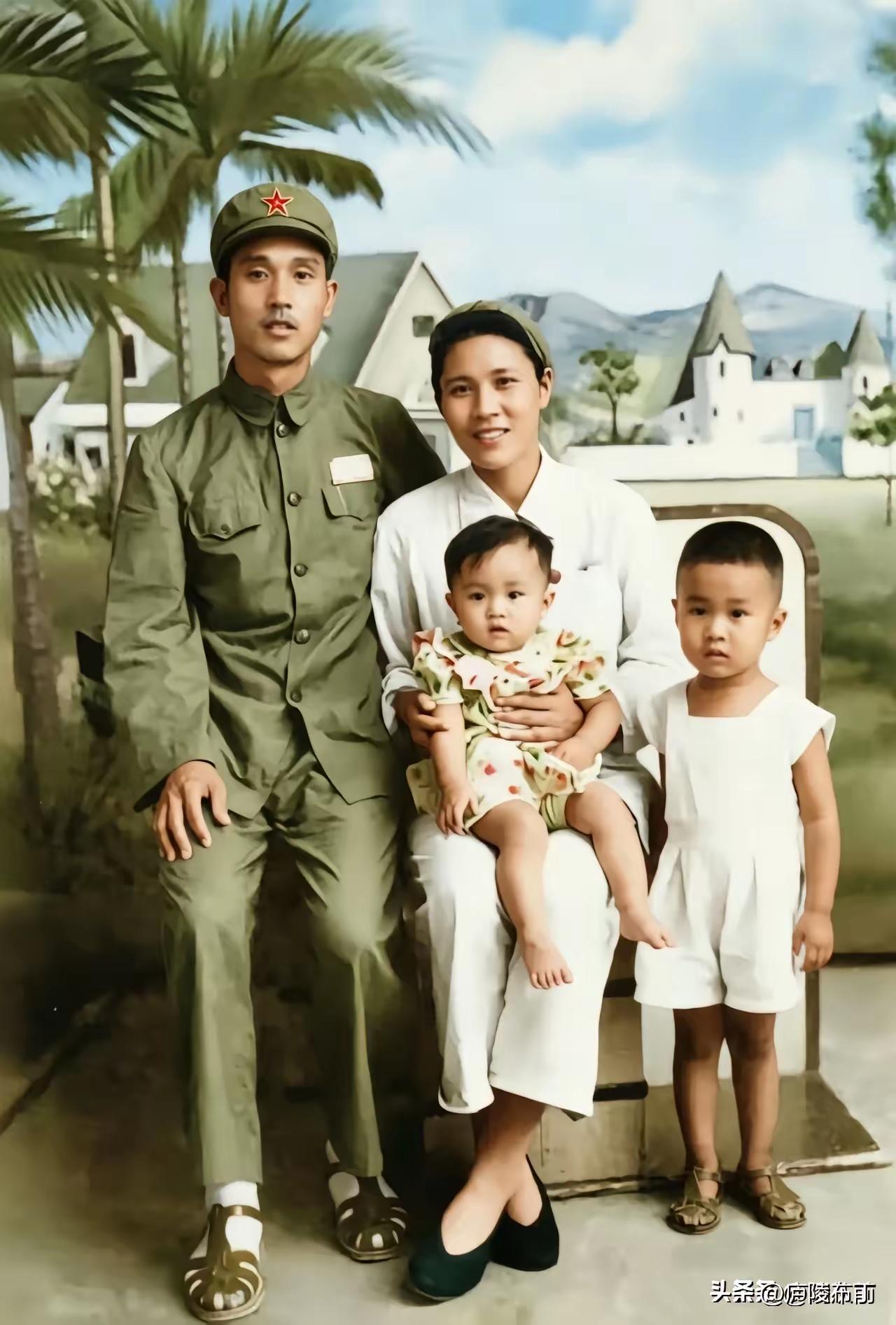 翻到这张1952年在厦门拍的老照片瞬间被戳中，时任31军军长的周志坚中将站在中间