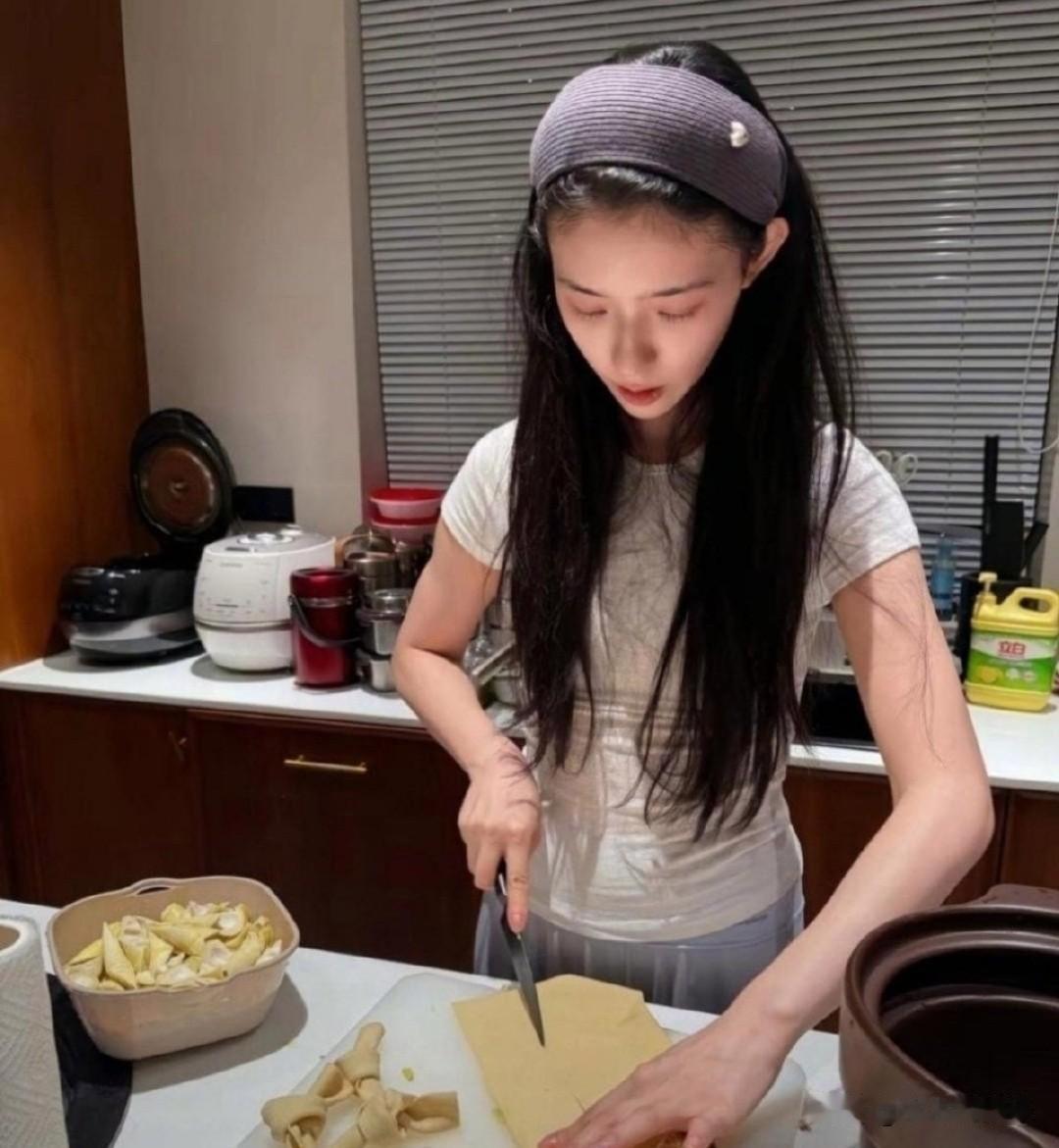 林允晒自己做的美食，这一桌子美食看起来好有食欲呀林允