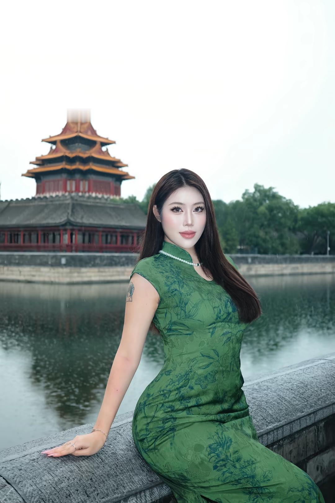 绿衣美人倚栏杆，古塔倒影入画来。高清美女