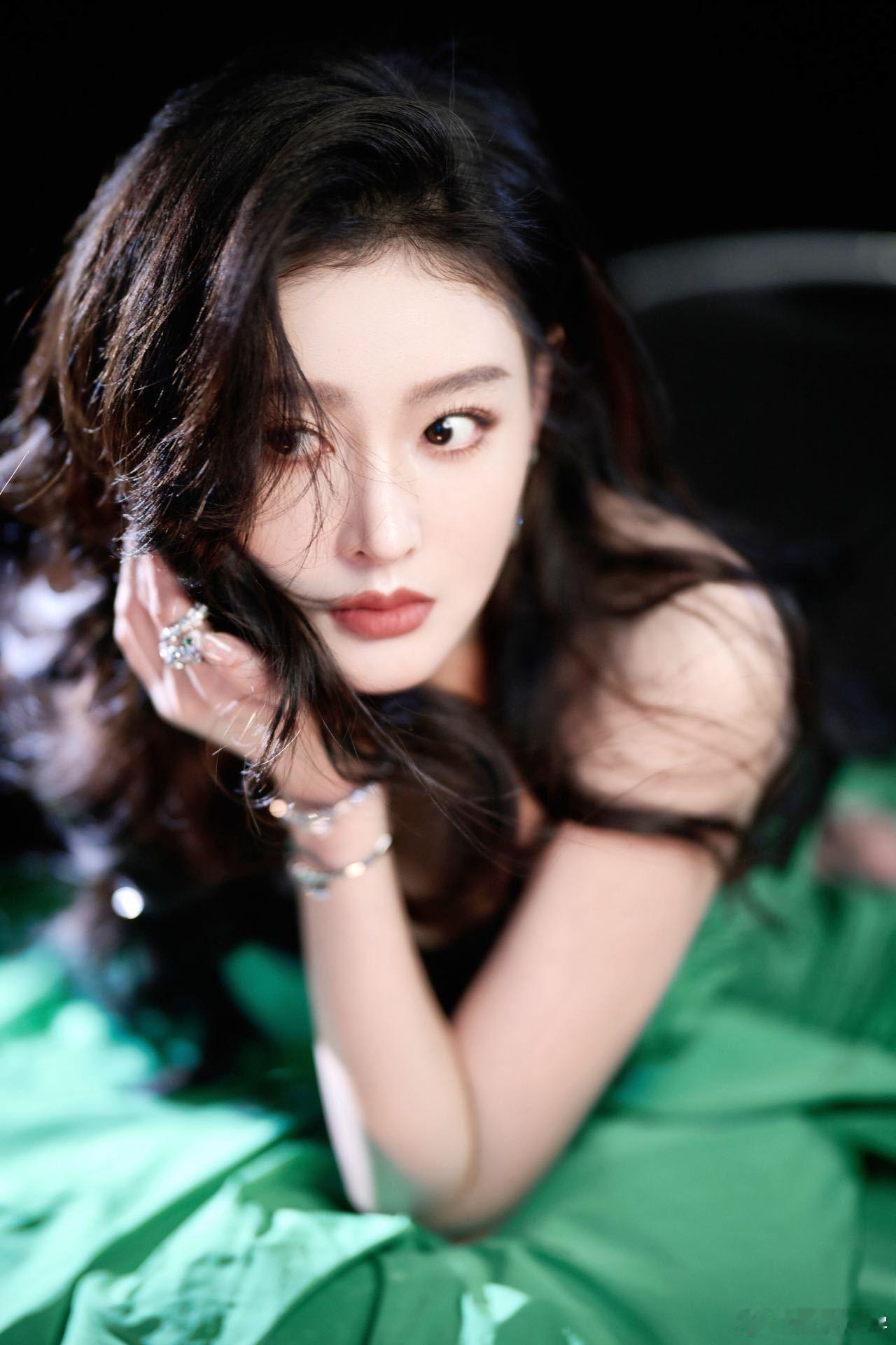 张天爱雨中绿野造型张天爱红毯状态突然就明白为什么大家都盼着她走红毯了，从来不会