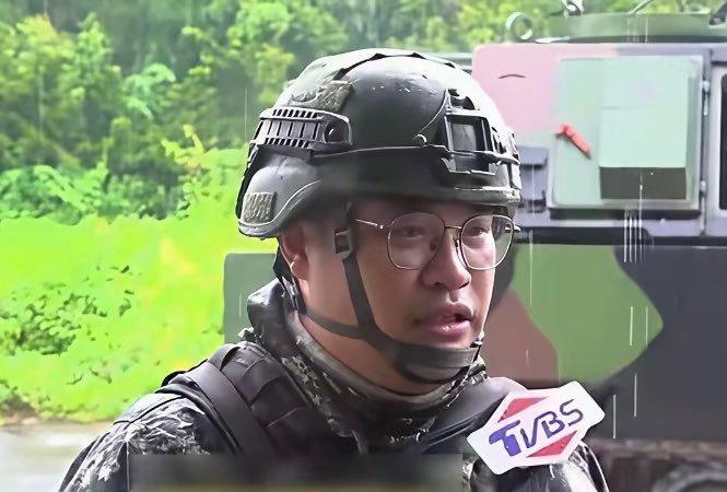 中国某省特种兵标准长相：白白净净的圆脸+眼镜。看起来就是一幅欠练的样子