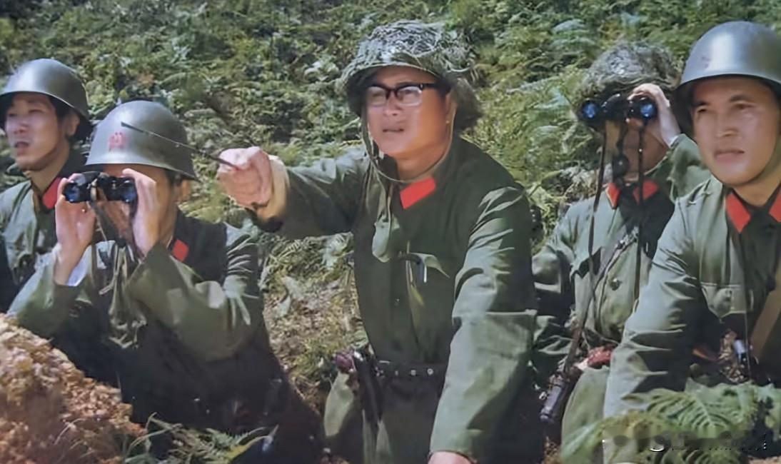 廖锡龙抓部队训练的老照片。他要求训练必须在最恶劣的条件下进行，主张在训练中不惜成