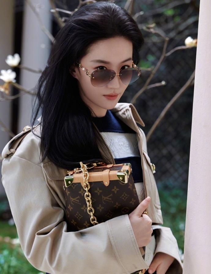 今天刘亦菲亮相巴黎，她这次走混搭路线，总的来看效果极为出众。刘亦菲里面穿条纹