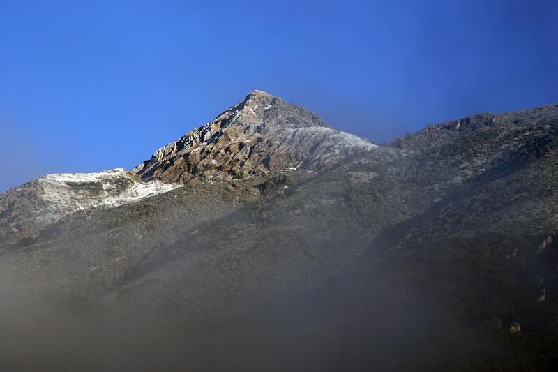 玉龙雪山又双叒叕出事儿了！10月8日，景区里一名穿白色冲锋衣的游客劝阻他人吸烟，