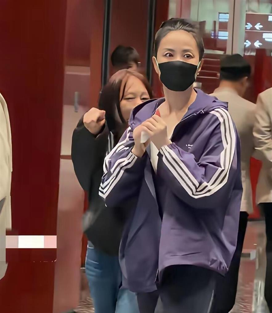 56岁王菲的路人镜头生图，真的太真实了！素颜、扎丸子头，穿平价运动外套，眼角细纹