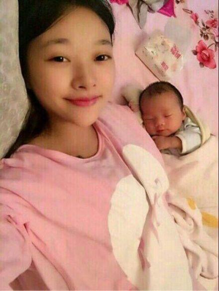 妈妈带孩子卖花, 妈妈的一个动作却温暖了路人