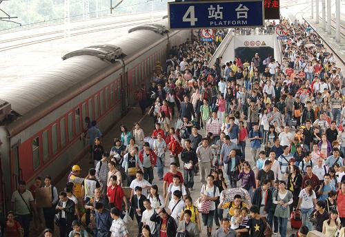 国庆出行别踩坑，很多人已经后悔了每年国庆，很多人还没放假，心就已经飞出去了。提前半个月抢票、订酒店、