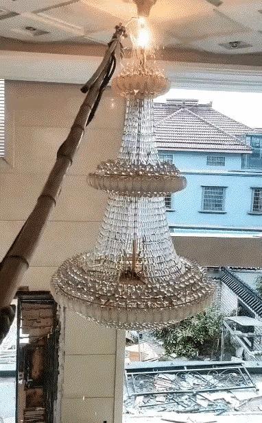 几十万的吊灯就这样碎了！