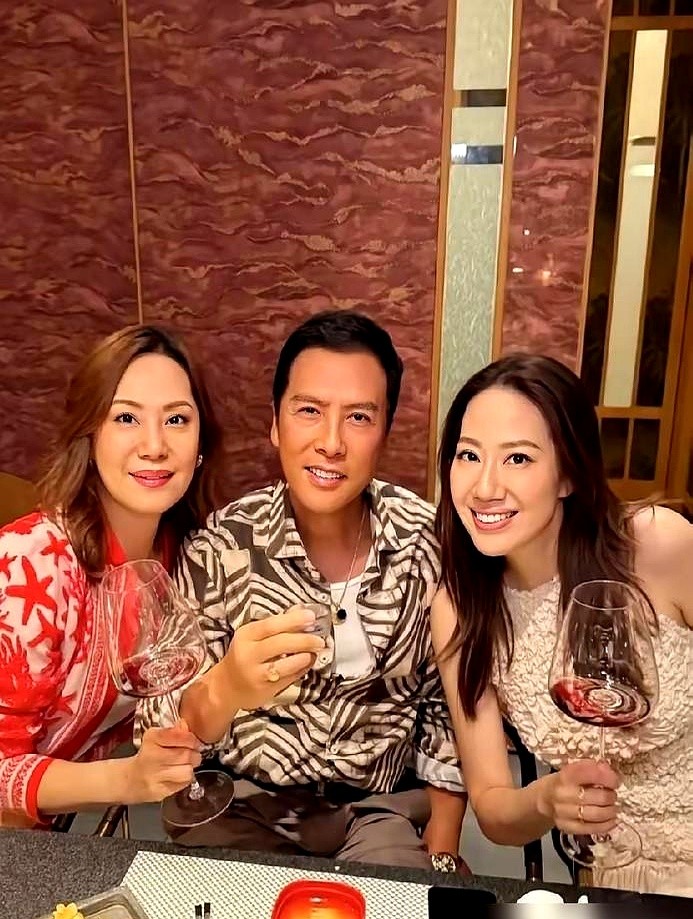 当年在《导火线》里被揍得满脸血，如今却挨在一块围着69岁老太太切蛋糕。甄子丹丈母娘过寿，把吕良伟一家