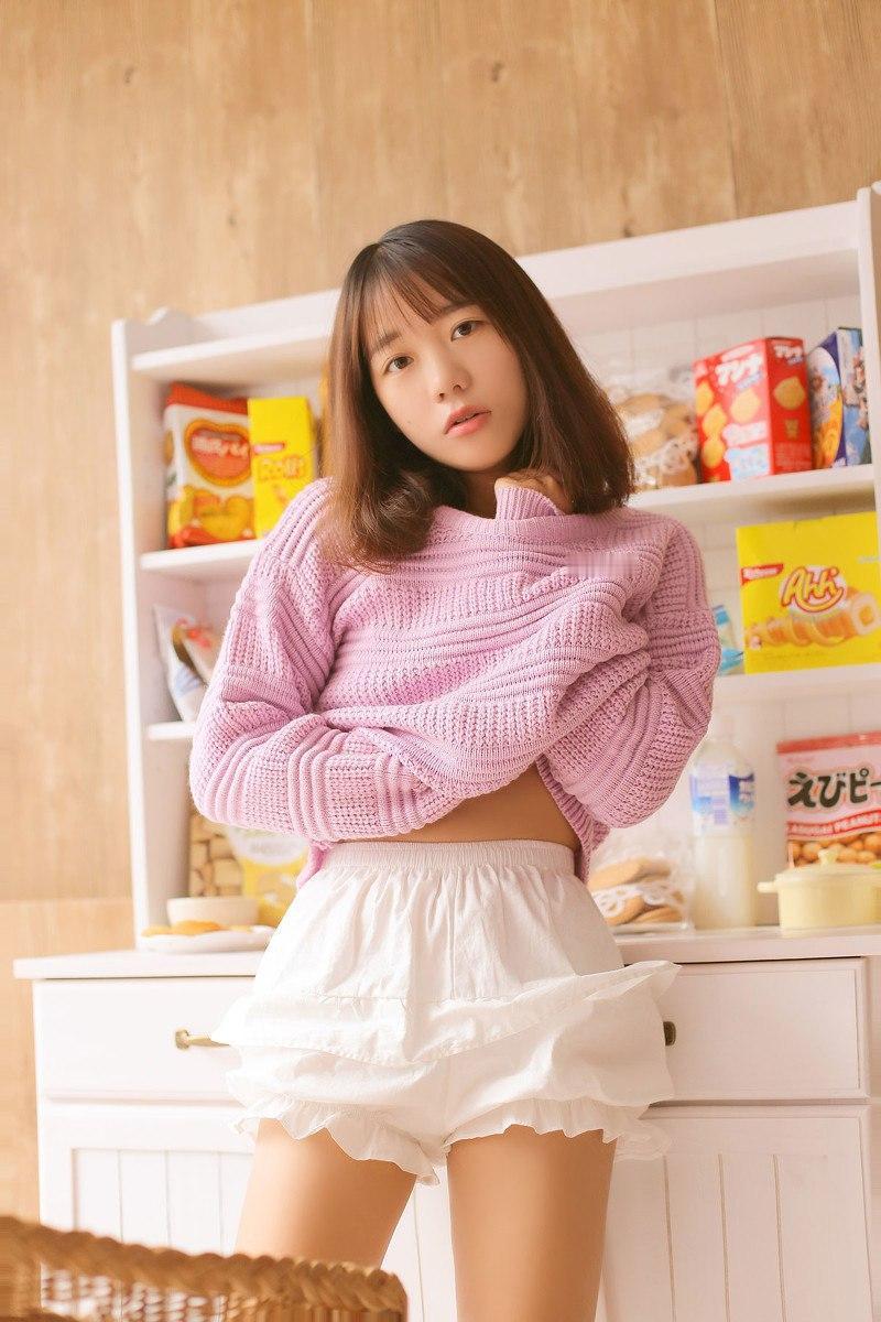 少女心爆棚的粉色毛衣搭配白色短裙，元气满满！💖👗🍞少女心分享美少女美照