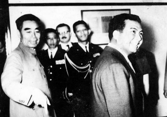 1960年周总理出访柬埔寨时，西哈努克亲自开飞机带着他在天上转了一圈，陈毅知道后