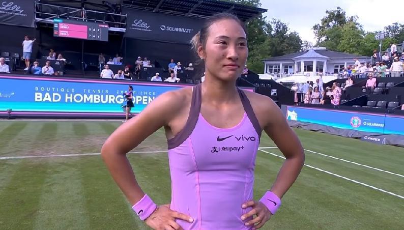 WTA500巴特洪堡站，郑钦文1/16决赛淘汰谢拉晋级16强，打出3点残酷的事实