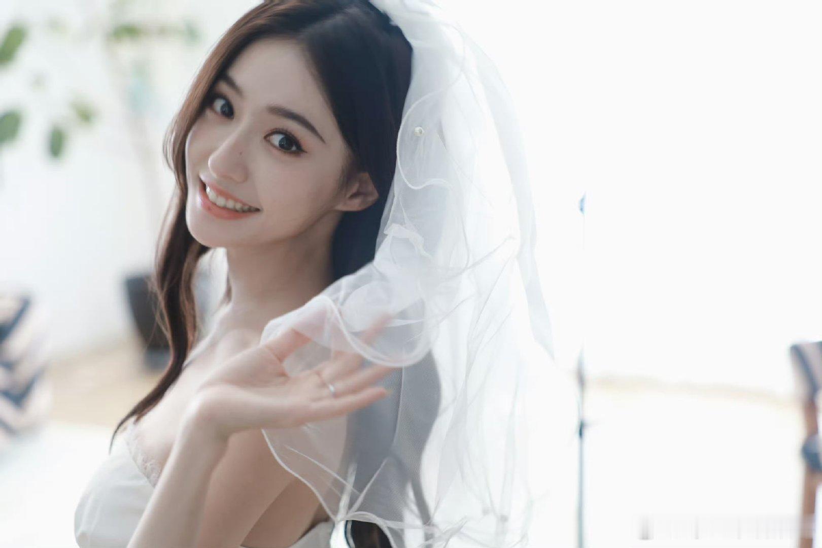 胡连馨给朋友当伴娘谁被胡连馨的伴娘造型惊艳到！清爽妆容+高盘发，气质温婉又