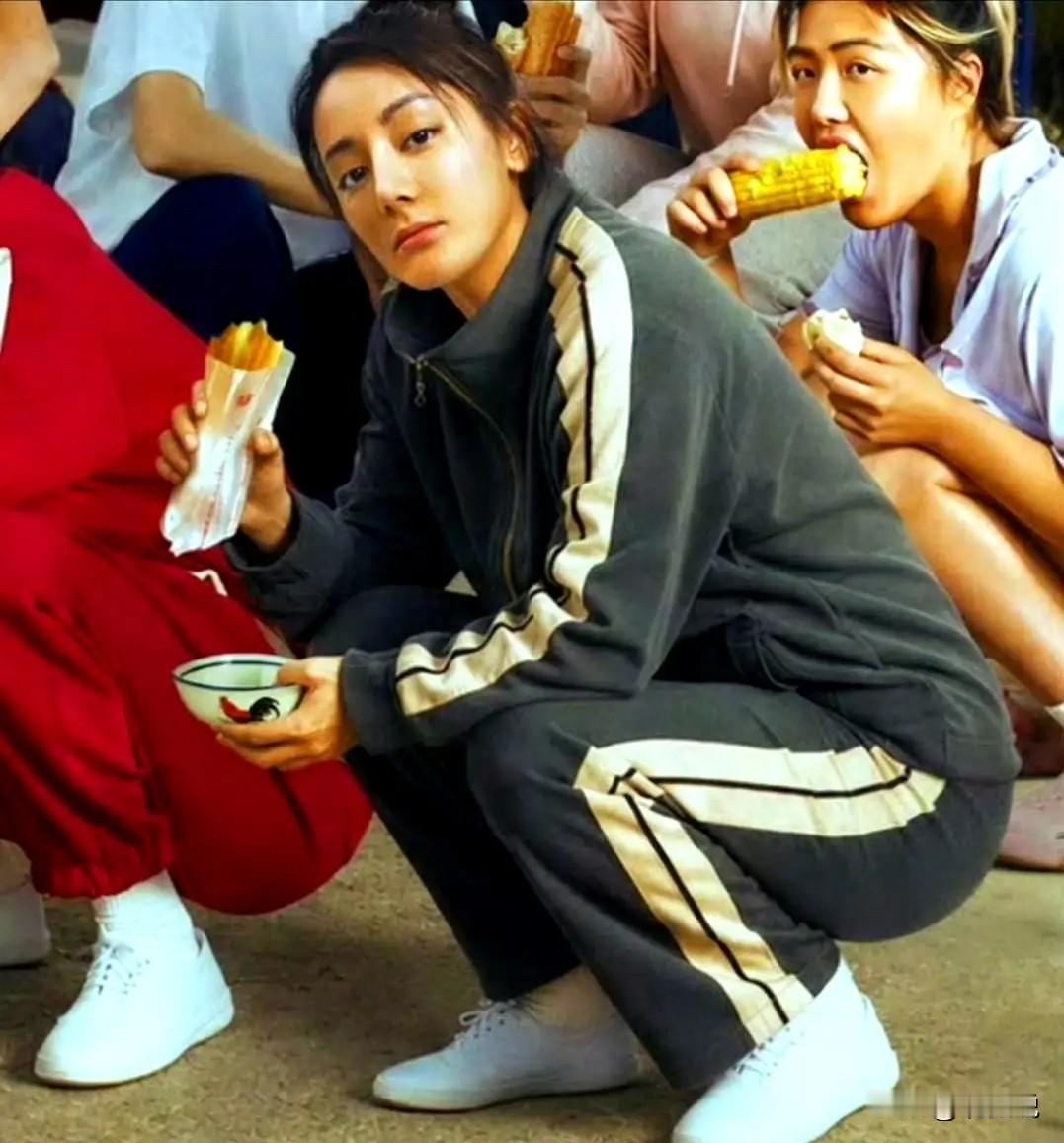 不查不知道啊，一查吓了一跳《功夫女足》票房突破20亿，人人都以为参演的迪丽热