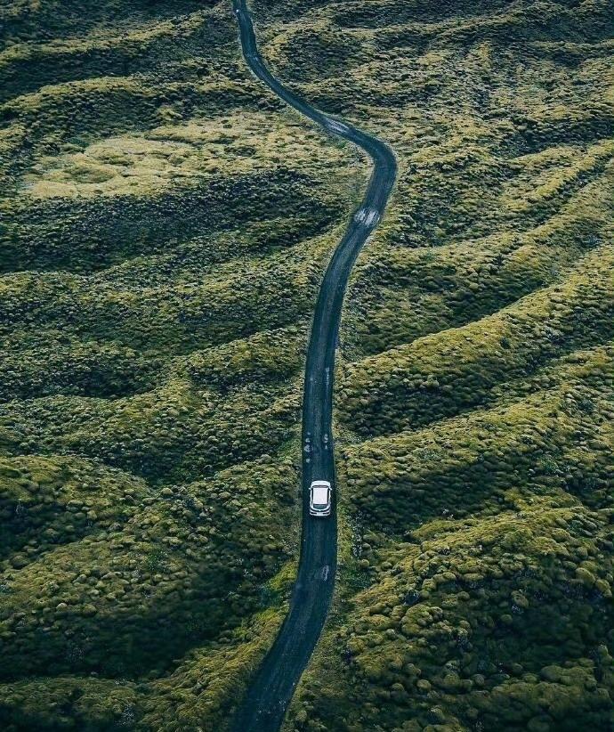 彼时我已陡然开悟，明白人生和世事大抵如此，靠近了，都不壮观。———郑执​​​