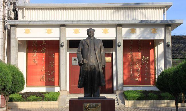 毛主席喝茶有个习惯，喝完要把茶叶吃掉，其中不乏养生之道毛主席跟茶的缘分，从小时