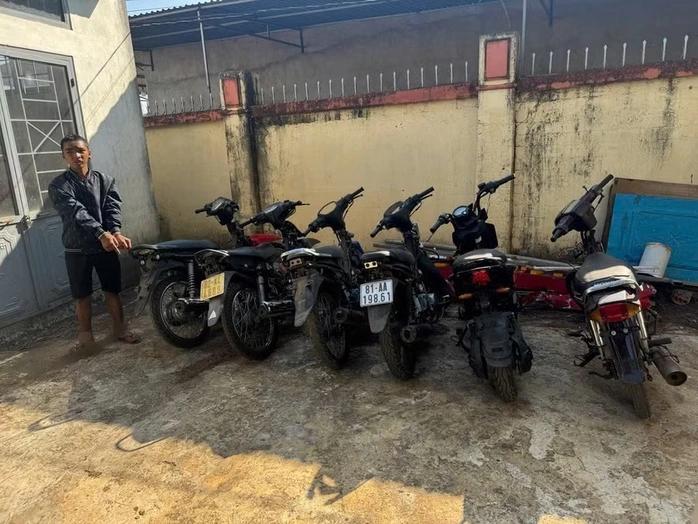 越南嘉莱警方抓获连环摩托车盗窃案案犯4月2日，越南嘉莱省警察局表示，他们暂时拘