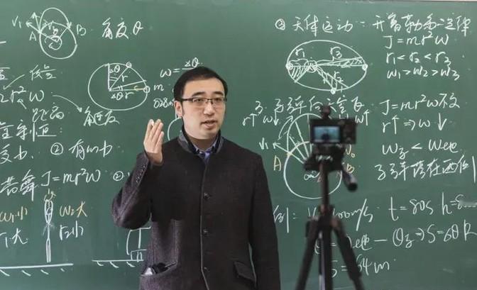 清华北大“双料学霸”李永乐，毕业后跑到人大附中应聘老师，校长看完他厚得像书一样的