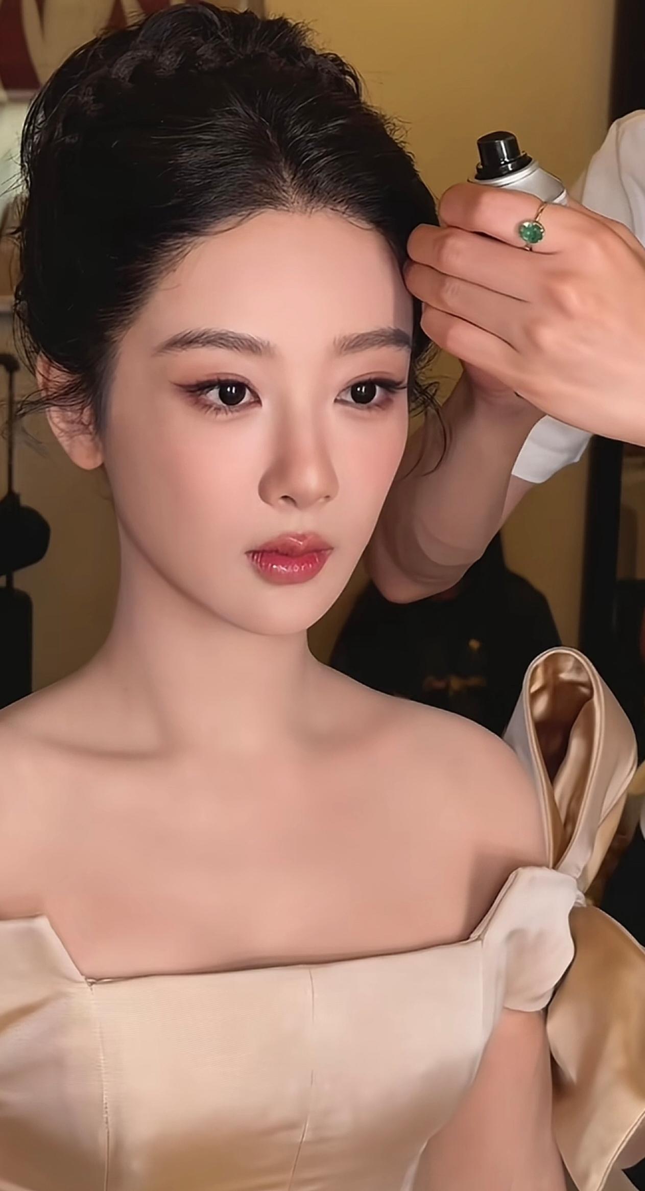 杨紫这回的妆造真的美爆了！小脸精致，皮肤透亮，五官优势全凸显出来了。一双水