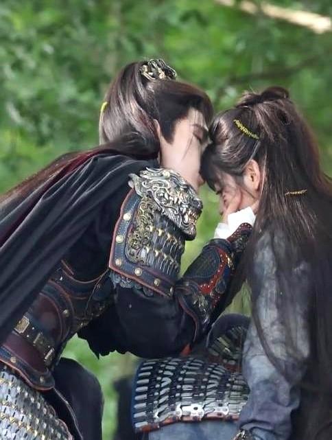 田曦薇张凌赫新剧《逐玉》番位撕得飞起，剧还没播呢。粉丝吵得不可开交，剧方也头