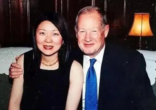 你要是能怀孕，我们就结婚”2006年，英国69岁亿万富翁爱上中国33岁女外卖员，