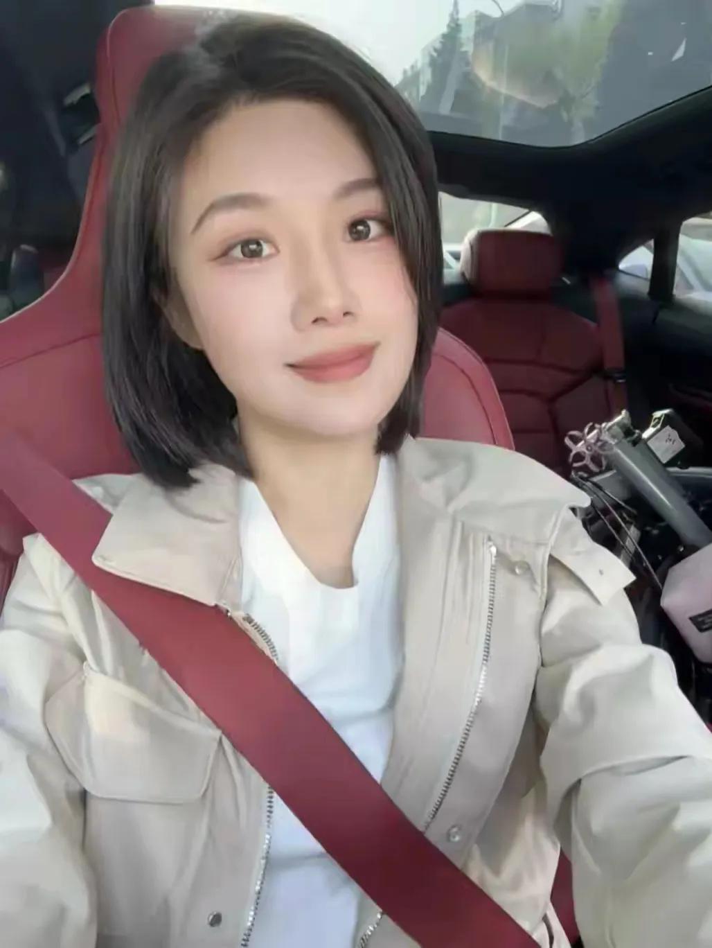 央视的这位女主持人好美啊，穿上休闲装的她跟她在央视舞台上穿的职业装，气质有点不一
