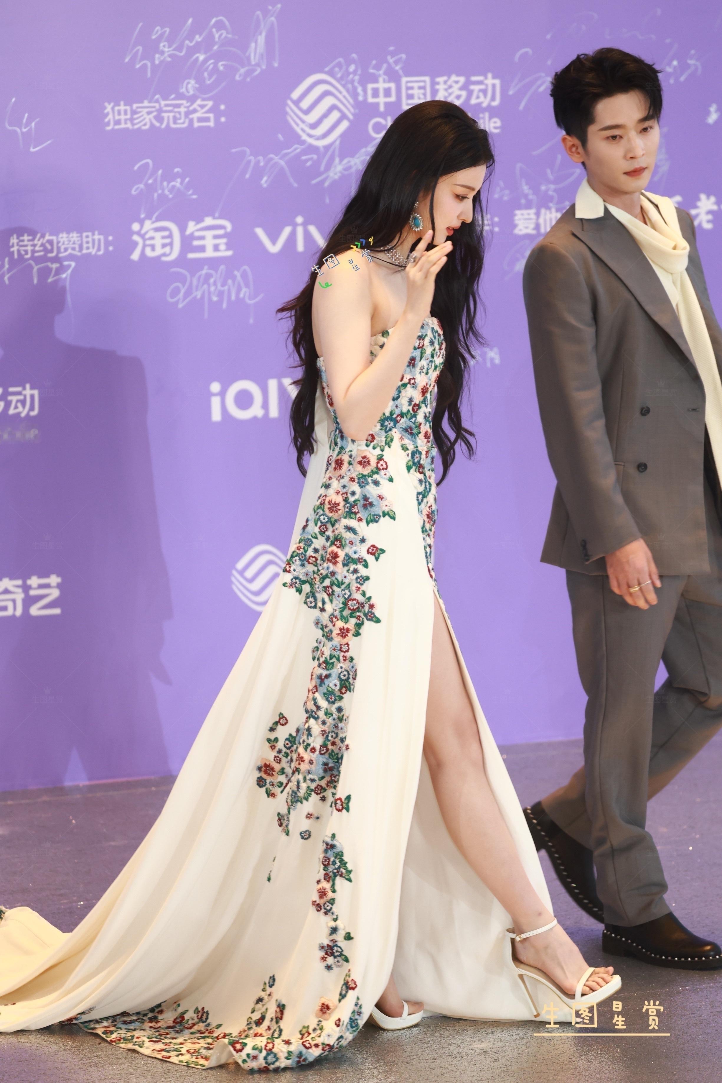 王楚然工作室AI剧宣2月6日来看成何体统期待王楚然庾晚音🚢