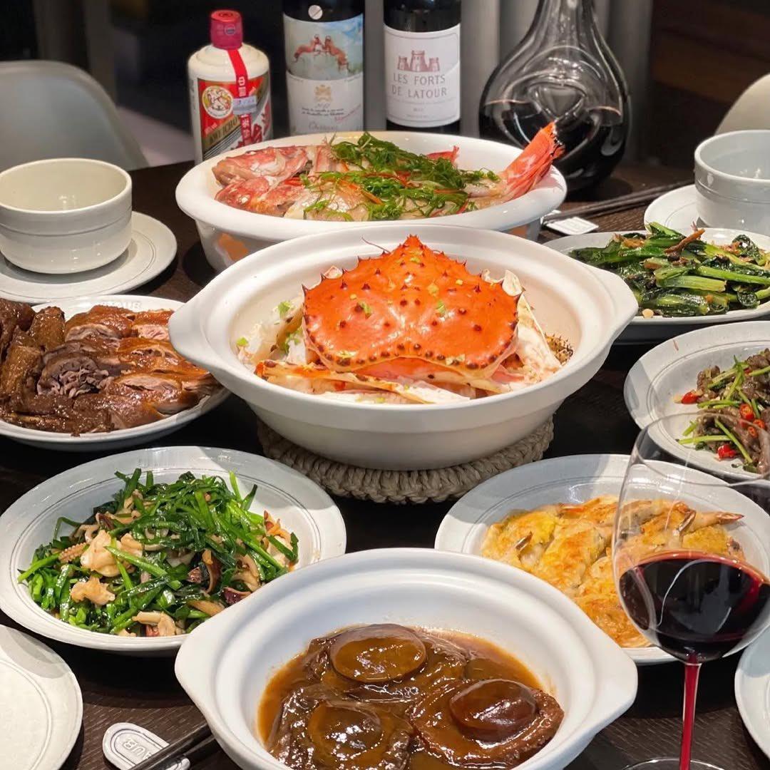 这餐是什么水平啊？那个是面包蟹吗？还有鲍鱼，红鲟，菜脯煎蛋，烤鸭，再加几个清炒
