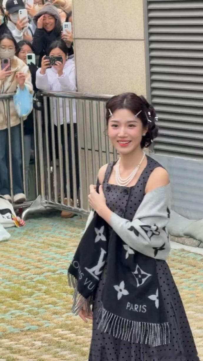 卢昱晓沪上名媛有了脸卢昱晓波点裙千金头卢昱晓波点裙千金头，卢昱晓沪上名媛有了