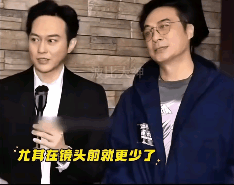 谁能想到吴镇宇这种演惯了大佬的人，在袁咏仪张智霖面前能乖得像只猫？每次三人