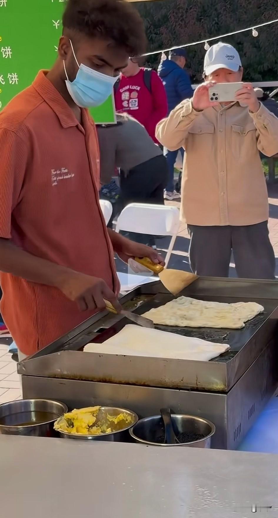 印度人在北京开了飞饼店，卖的还不便宜，最便宜的要数印度咖喱鸡蛋飞饼，一个2