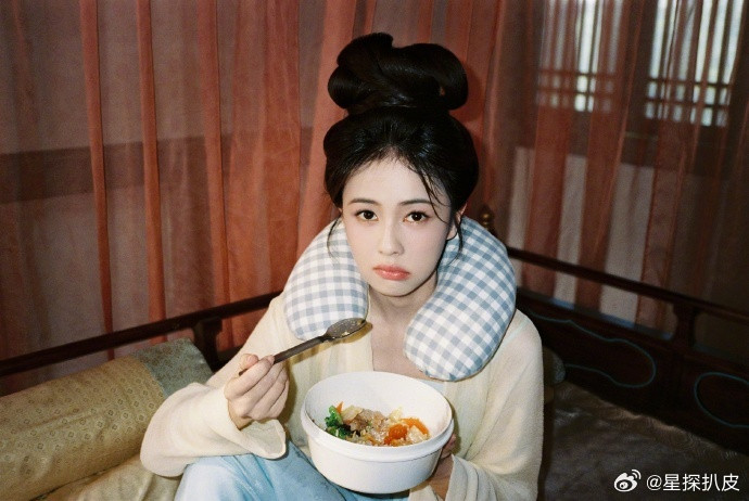 白鹿莫离片场日常白鹿电梯照是好久不见的日常，呜呜呜这个白鹿太萌了拍戏记