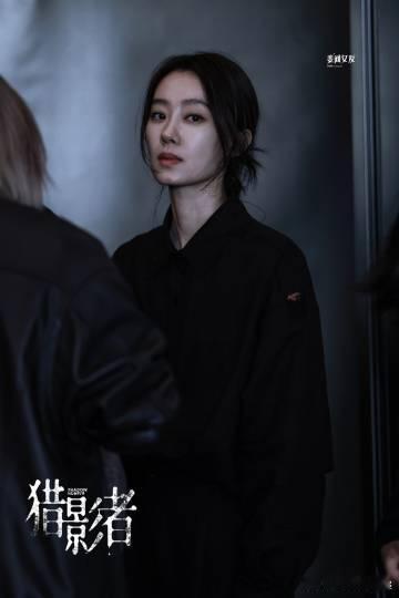 张小斐新角色眼里全是野心猎影者海报氛围感封神，张小斐塑造的许默自带疏离神秘感。
