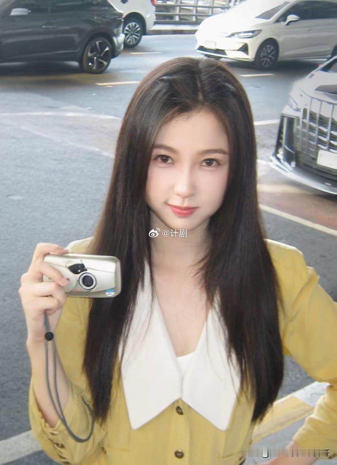 虞书欣有个很大的问题既不是她的矫揉造作也不是她说话夹子音坦白说，第一次看虞书欣，