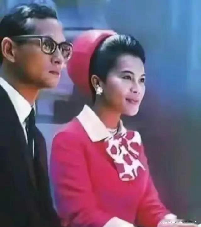同样是泰国王室君主，为啥老国王80多岁气色红润，儿子玛哈却显得沧桑憔悴？关