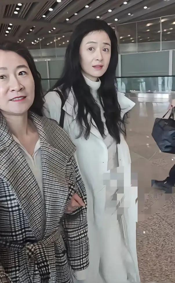 别信什么“瘦了就好”。看看蒋欣，瘦了20多斤，代价是脸垮了。蒋欣瘦了二十多斤