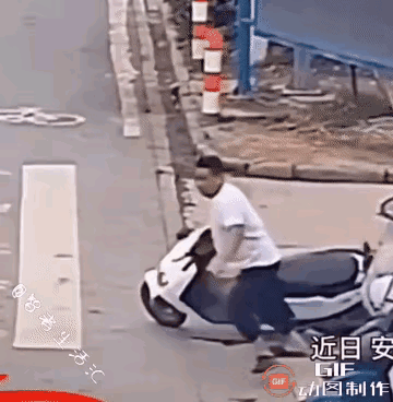 什么叫奋不顾身，男子的行为就是最好的说明。