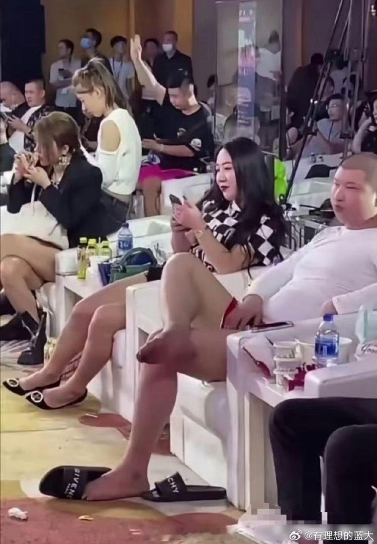 一群东北网红的聚会，站没站相，坐没坐相，是短视频和直播带货成就了他们。